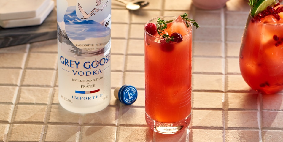 How is a Sea Breeze cocktail made?